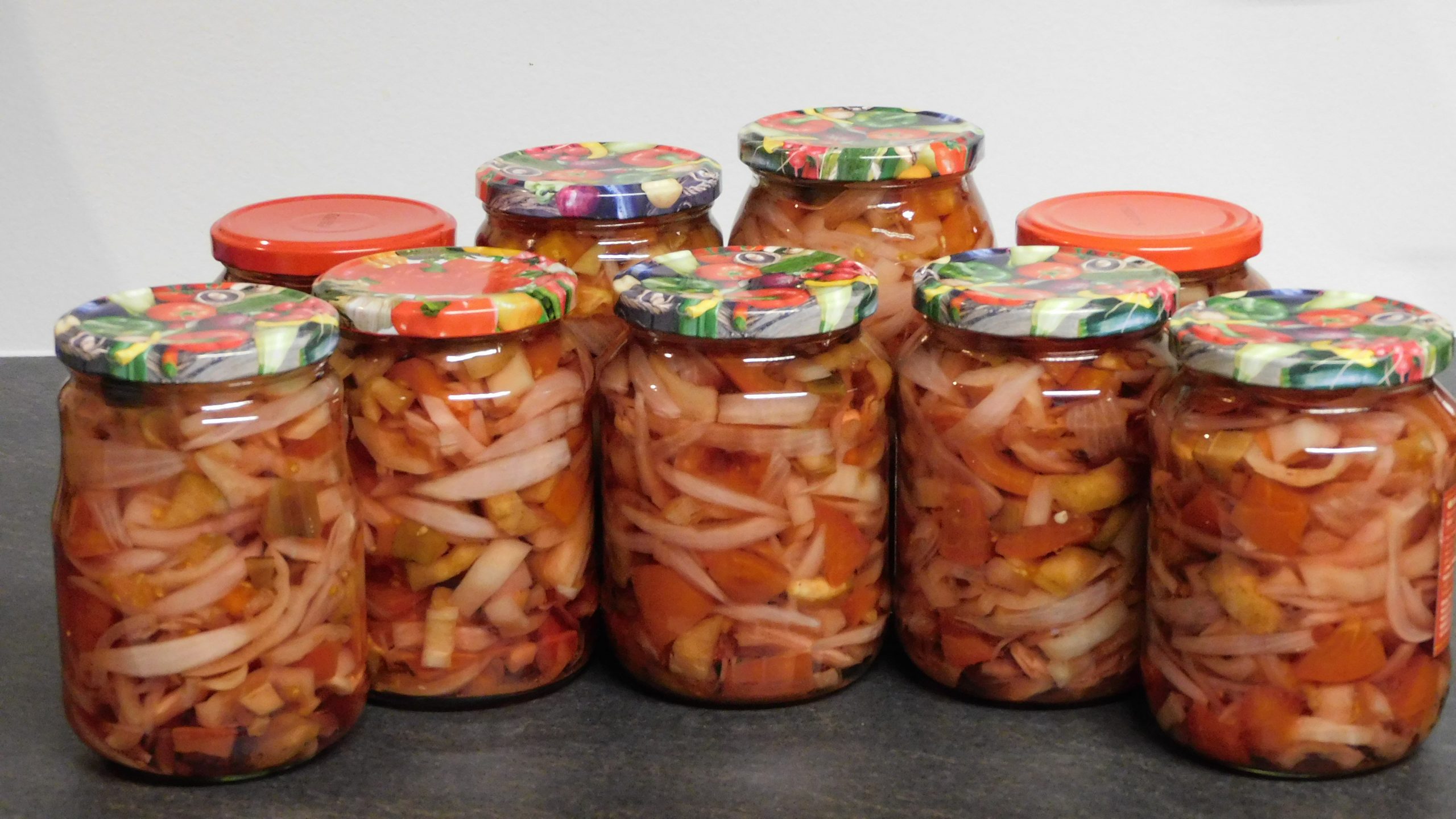 Zeleninový šalát – baklažán, paprika, paradajka, cibuľa